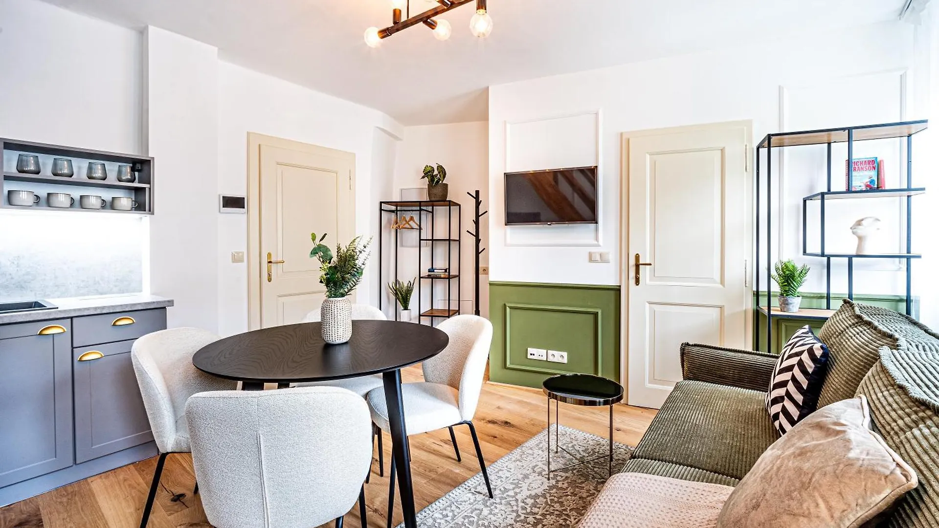 Beautifully Renovated Apartments At Lesser Town Prague