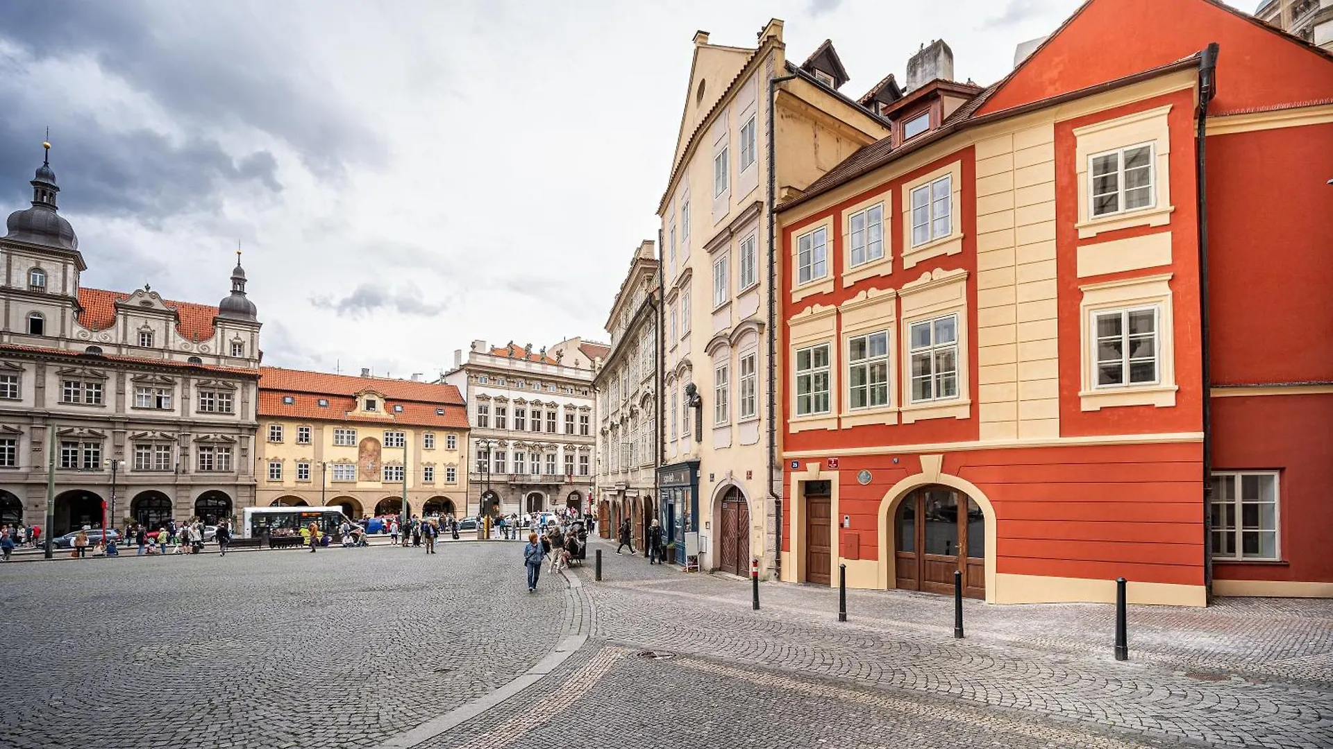 Beautifully Renovated Apartments At Lesser Town Prague