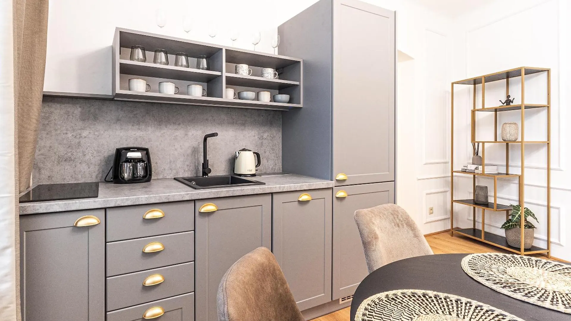 Beautifully Renovated Apartments At Lesser Town Prague